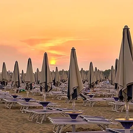 Enjoy The Breeze In Our Colorful Flat Μπιμπιόνε