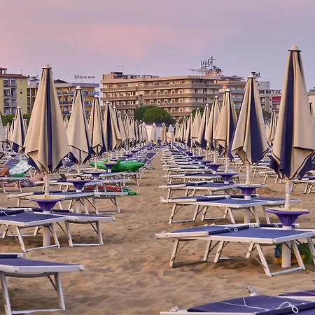 Enjoy The Breeze In Our Colorful Flat *