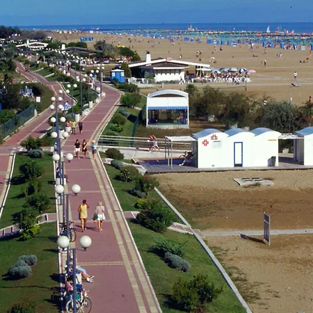 Enjoy The Breeze In Our Colorful Flat Апартаменти *
