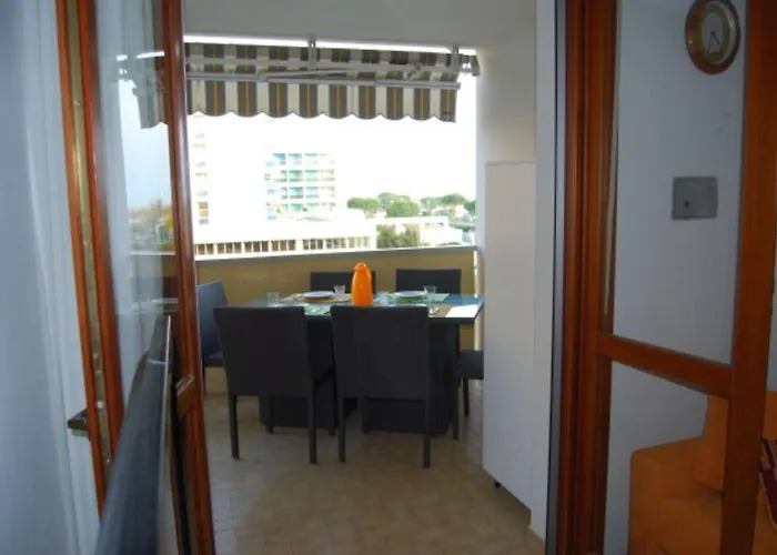 Enjoy The Breeze In Our Colorful Flat Апартаменти